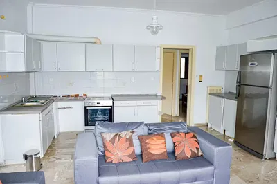 Kuchnia; sprzęt kuchenny, podłoga drewniana, światło dzienne, styl nowoczesny