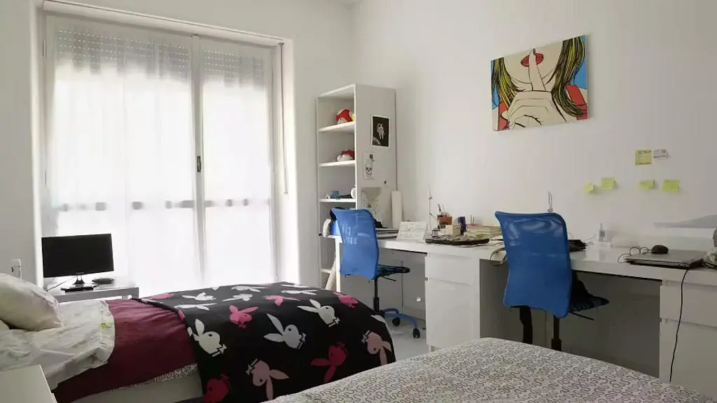 Küche; küchengeräte, holzboden, tageslicht, moderner stil