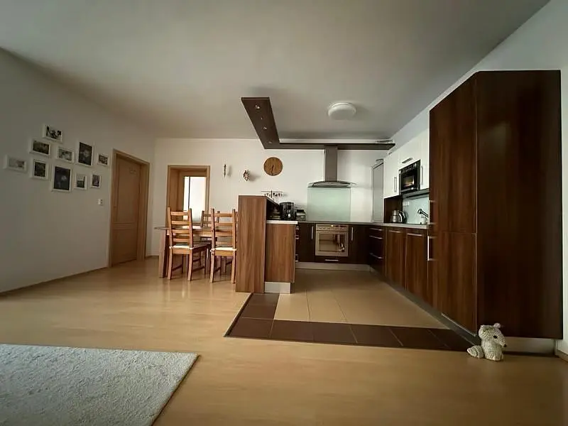 Wohnzimmer; holzboden, tageslicht, moderner stil