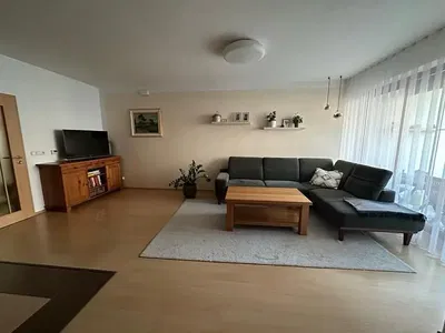 Wohnzimmer; holzboden, tageslicht, moderner stil