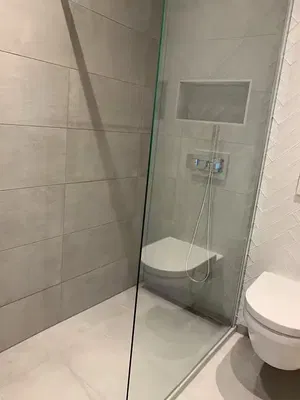 Cozinha; eletrodomésticos, chão de madeira, luz natural, estilo moderno