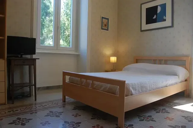 مطبخ; أجهزة المطبخ, أرضية خشبية, ضوء طبيعي, أسلوب عصري