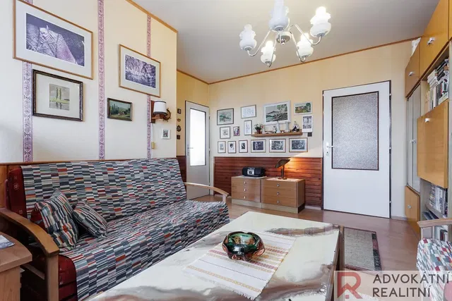 Dnevni boravak; drveni pod, prirodna svjetlost, moderan stil, visoki stropovi