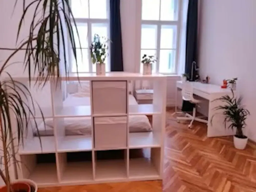 Soggiorno; pavimento in legno, luce naturale, stile moderno