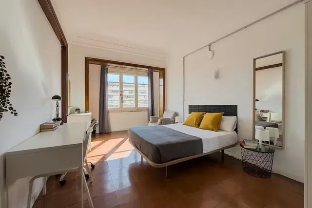 Kuchyně; kuchyňské spotřebiče, dřevěná podlaha, přirozené světlo, moderní styl