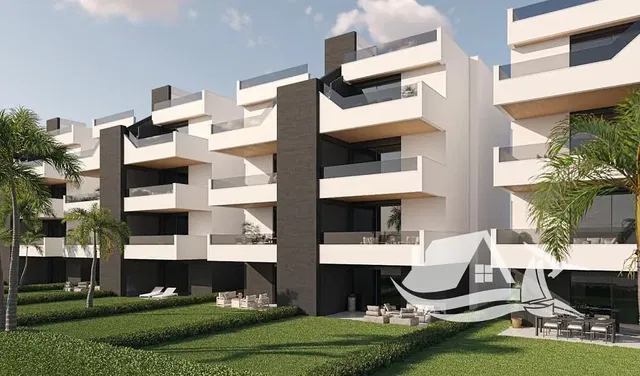 Kuhinja; kućanski aparati, drveni pod, prirodna svjetlost, moderan stil