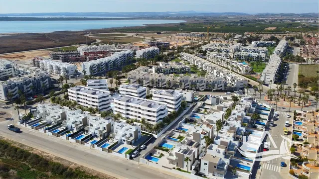 Salón; suelo de madera, luz natural, estilo moderno