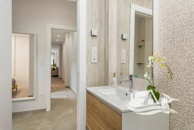 Salon; parquet, lumière naturelle, style moderne, hauteur sous plafond