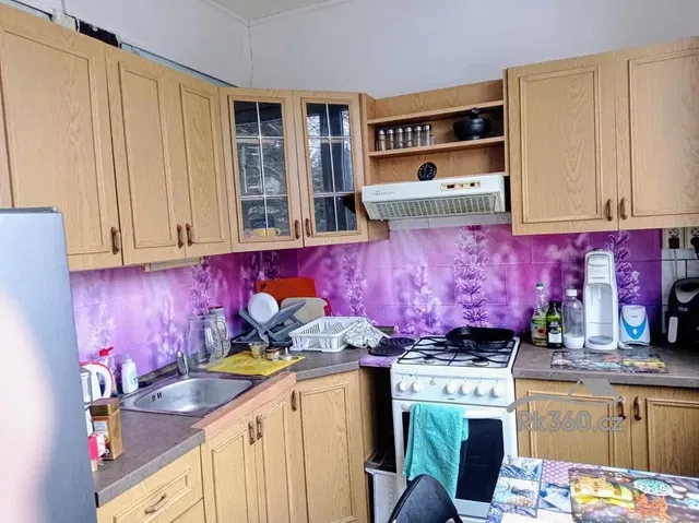 Dnevni boravak; drveni pod, prirodna svjetlost, moderan stil