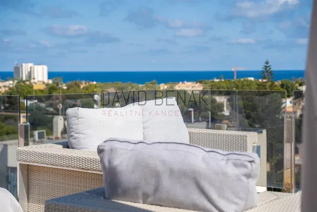 Salón; suelo de madera, luz natural, estilo moderno