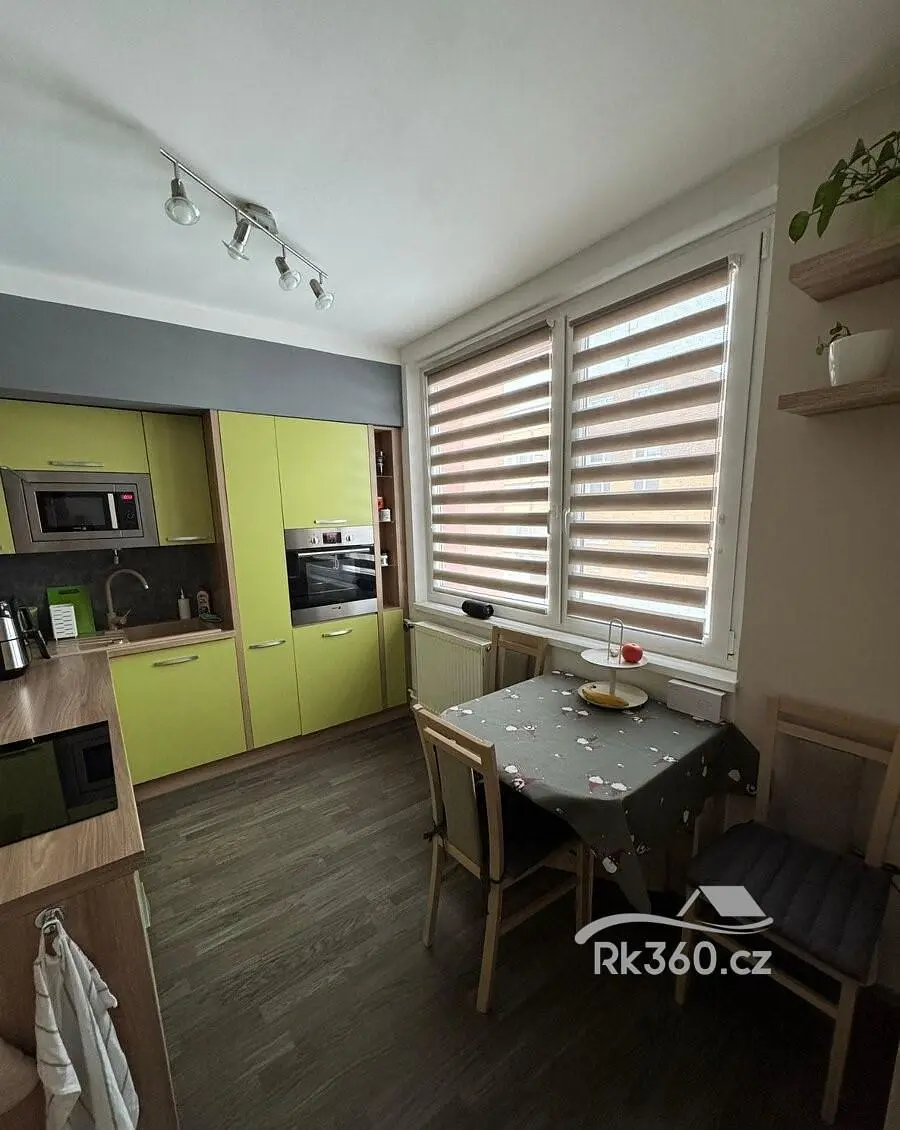 Dnevni boravak; drveni pod, prirodna svjetlost, moderan stil