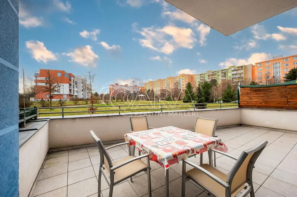 Wohnzimmer; holzboden, tageslicht, moderner stil, hohe decken