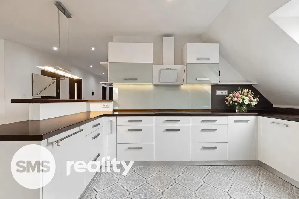 Mutfak; mutfak aletleri, ahşap zemin, doğal ışık, modern stil