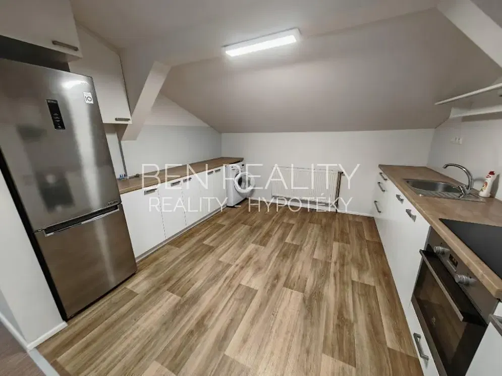 Кухня; кухненски уреди, дървен под, естествена светлина, модерен стил