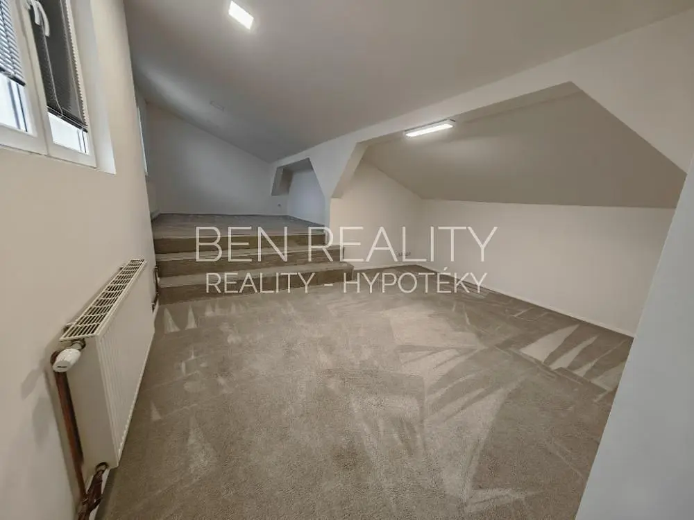 Хол; дървен под, естествена светлина, модерен стил