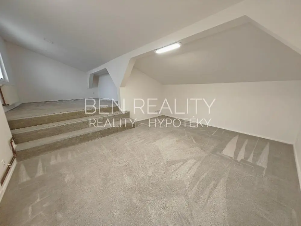 Кухня; кухненски уреди, дървен под, естествена светлина, модерен стил