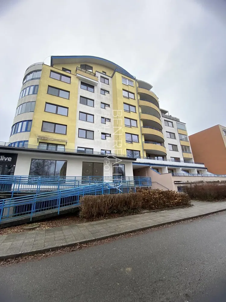 Кухня; кухненски уреди, дървен под, естествена светлина, модерен стил