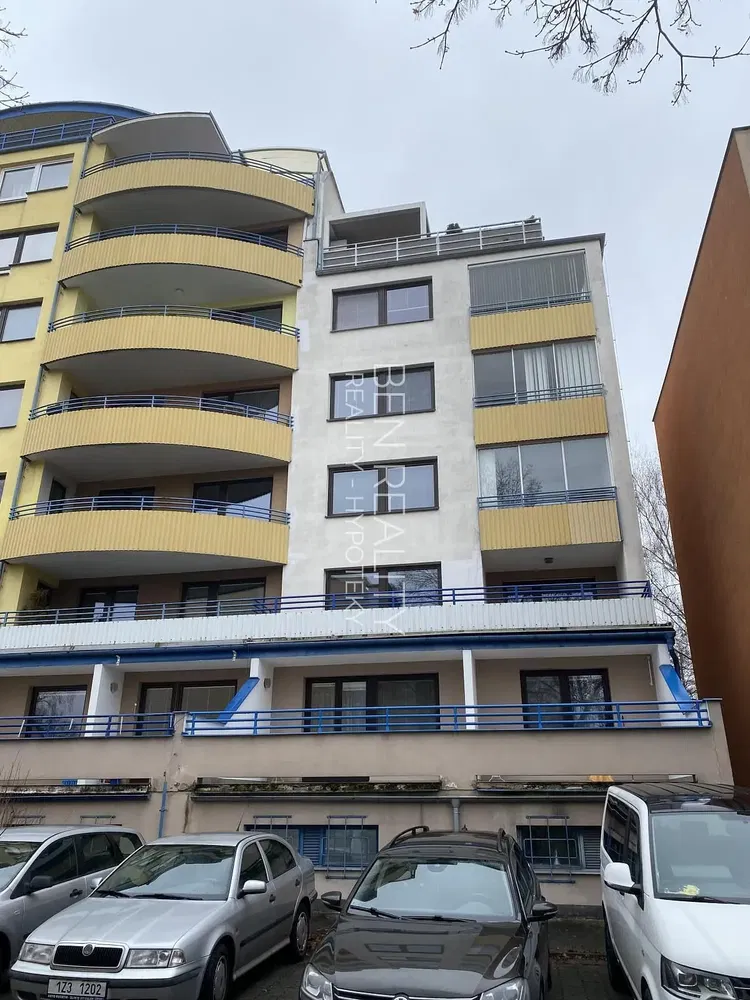 Хол; дървен под, естествена светлина, модерен стил