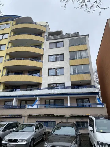 Хол; дървен под, естествена светлина, модерен стил