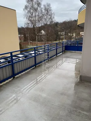 Хол; дървен под, естествена светлина, модерен стил