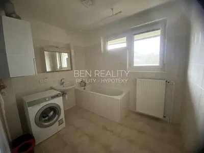 Хол; дървен под, естествена светлина, модерен стил