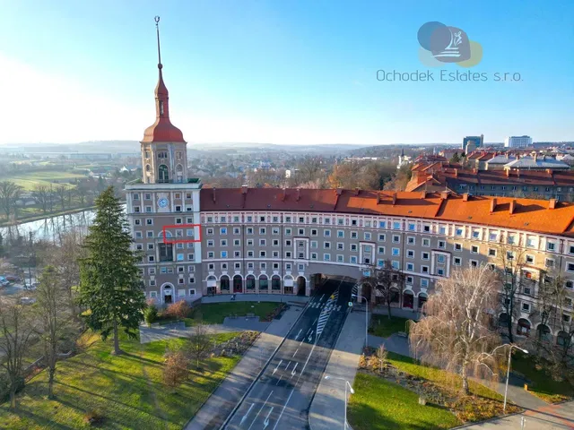Soggiorno; pavimento in legno, luce naturale, stile moderno