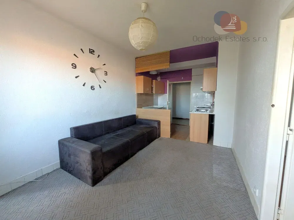 Κουζίνα; συσκευές κουζίνας, ξύλινο πάτωμα, φυσικό φως, μοντέρνο στυλ