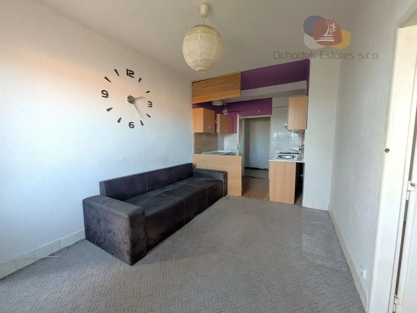 Κουζίνα; συσκευές κουζίνας, ξύλινο πάτωμα, φυσικό φως, μοντέρνο στυλ