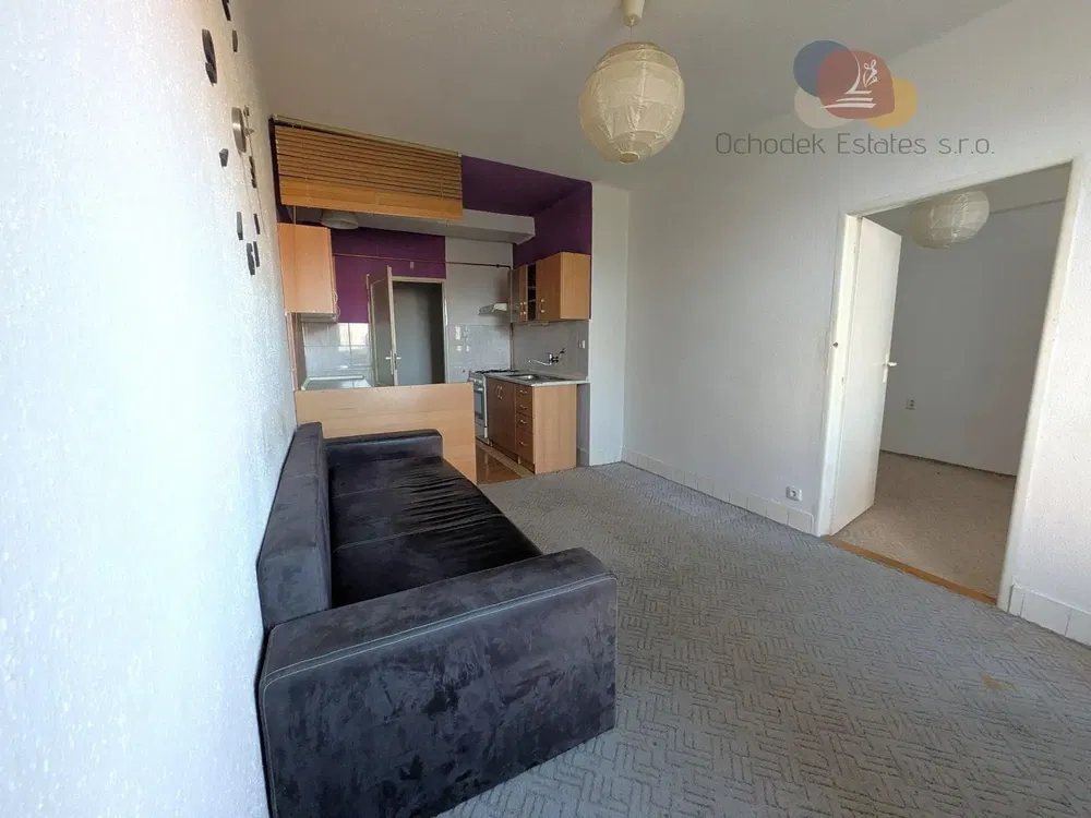 Σαλόνι; ξύλινο πάτωμα, φυσικό φως, μοντέρνο στυλ