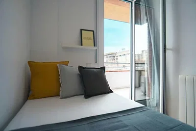 Küche; küchengeräte, holzboden, tageslicht, moderner stil