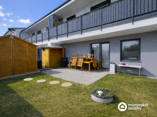 Obývací pokoj; dřevěná podlaha, přirozené světlo, moderní styl