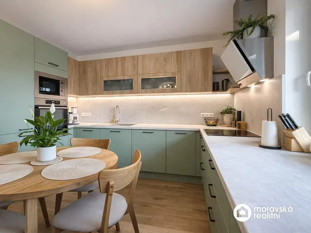 Obývací pokoj; dřevěná podlaha, přirozené světlo, moderní styl