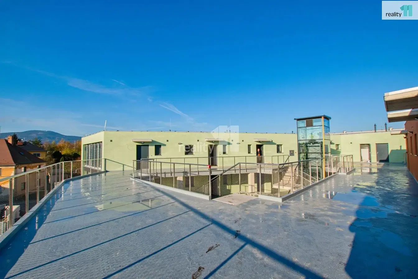 Хол; дървен под, естествена светлина, модерен стил