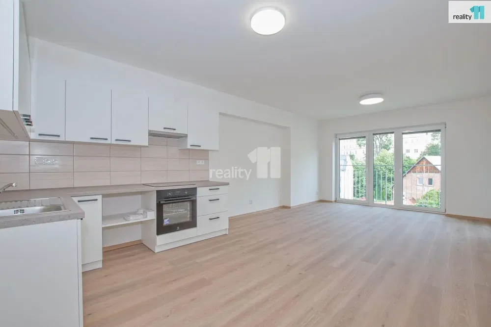 Oturma odası; ahşap zemin, doğal ışık, modern stil