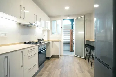 Wohnzimmer; holzboden, tageslicht, moderner stil