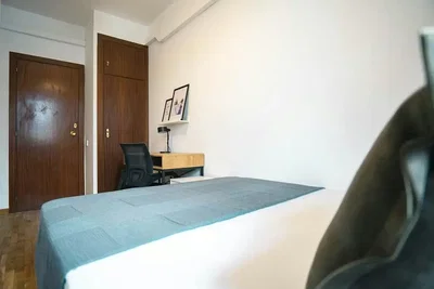 Küche; küchengeräte, holzboden, tageslicht, moderner stil