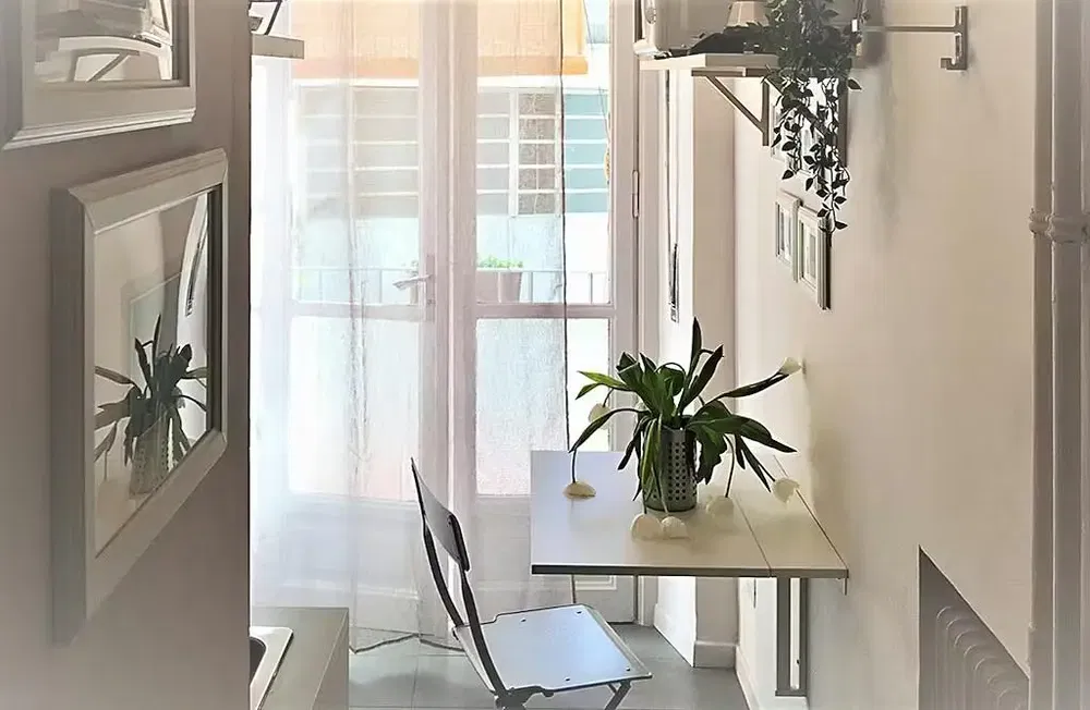 Living room; wood floor, natural light, modern style