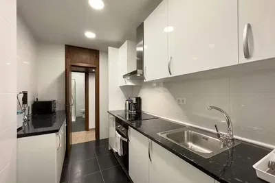 Kuhinja; kućanski aparati, drveni pod, prirodna svjetlost, moderan stil