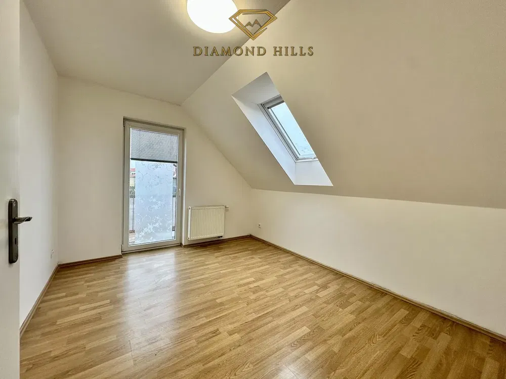 Oturma odası; ahşap zemin, doğal ışık, modern stil