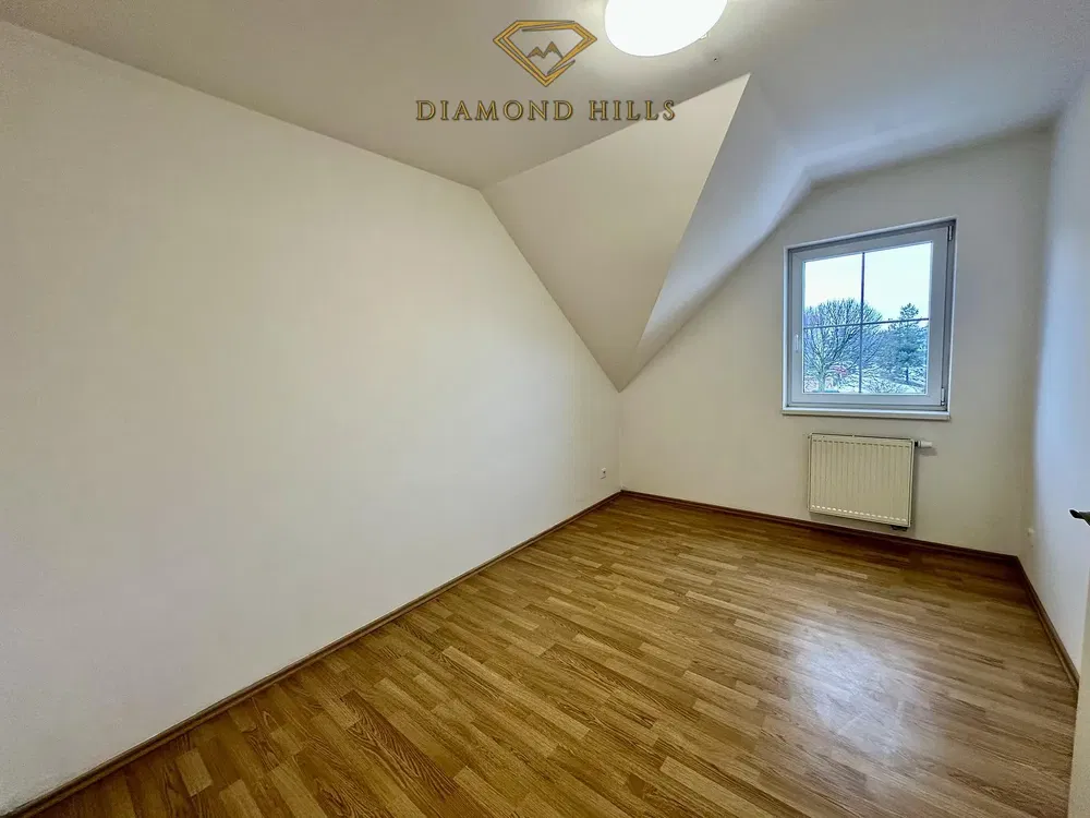 Mutfak; mutfak aletleri, ahşap zemin, doğal ışık, modern stil