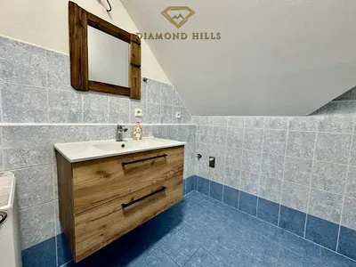 Oturma odası; ahşap zemin, doğal ışık, modern stil