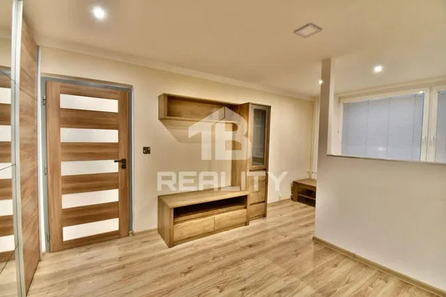 Obývací pokoj; dřevěná podlaha, přirozené světlo, moderní styl, vysoké stropy