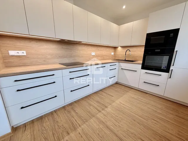 Obývací pokoj; dřevěná podlaha, přirozené světlo, moderní styl, vysoké stropy