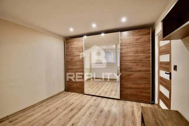 Obývací pokoj; dřevěná podlaha, přirozené světlo, moderní styl