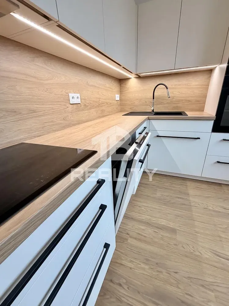 Kuchyně; kuchyňské spotřebiče, dřevěná podlaha, přirozené světlo, moderní styl