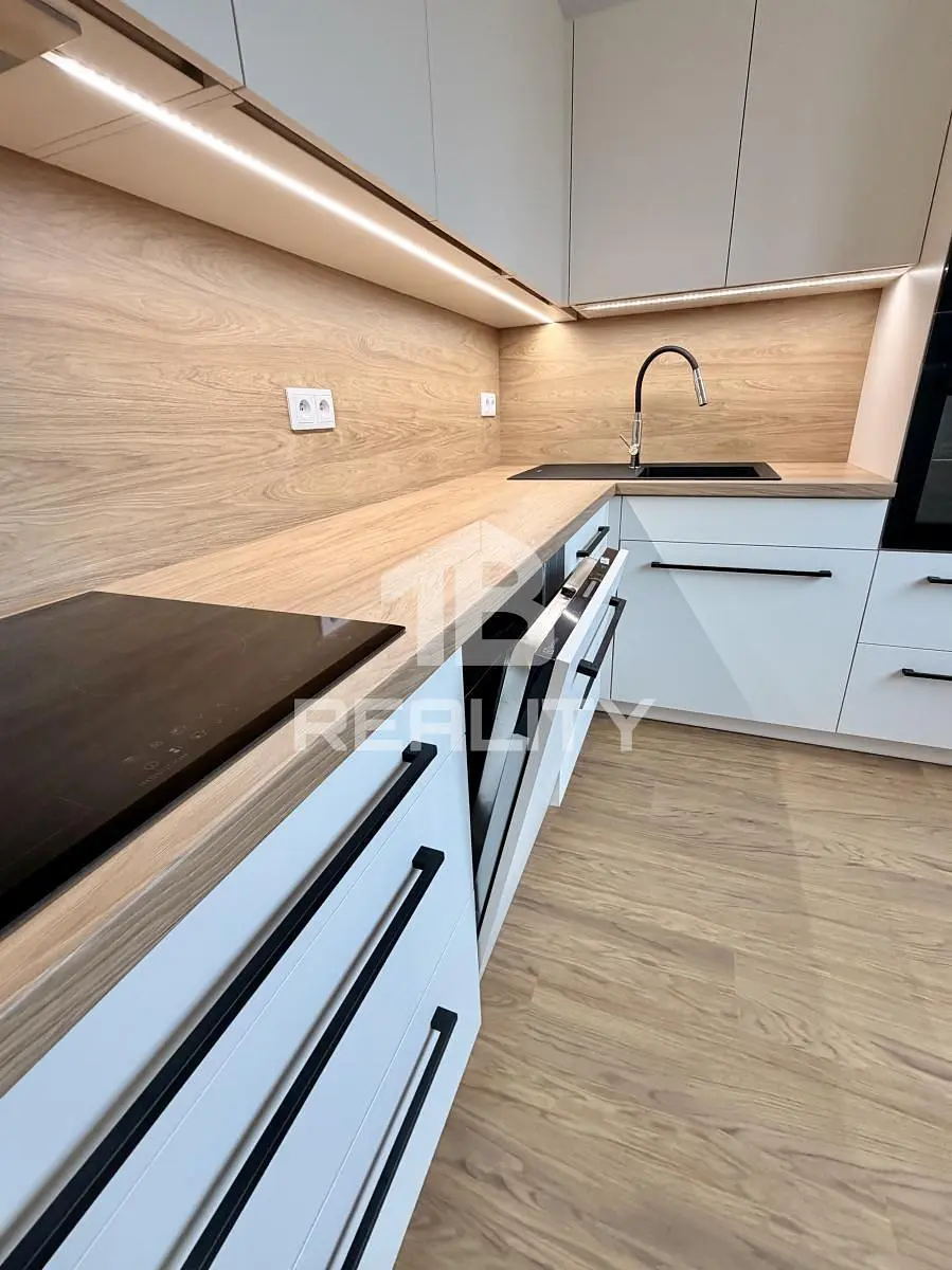 Kuchyně; kuchyňské spotřebiče, dřevěná podlaha, přirozené světlo, moderní styl