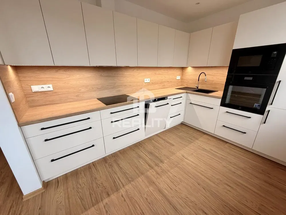 Obývací pokoj; dřevěná podlaha, přirozené světlo, moderní styl