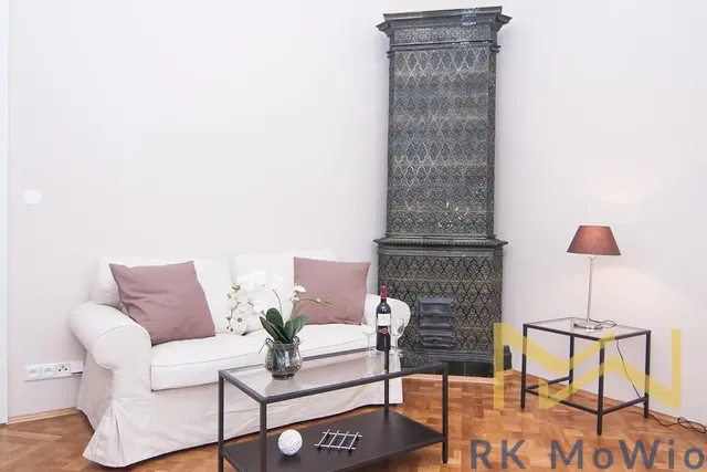 Woonkamer; houten vloer, natuurlijk licht, moderne stijl, hoge plafonds