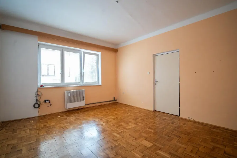 Oturma odası; ahşap zemin, doğal ışık, modern stil