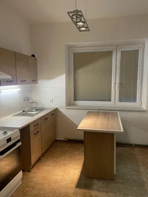 Oturma odası; ahşap zemin, doğal ışık, modern stil, yüksek tavan